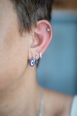 BEYAZ YUVARLAK MİNELİ NAZAR KÜPE